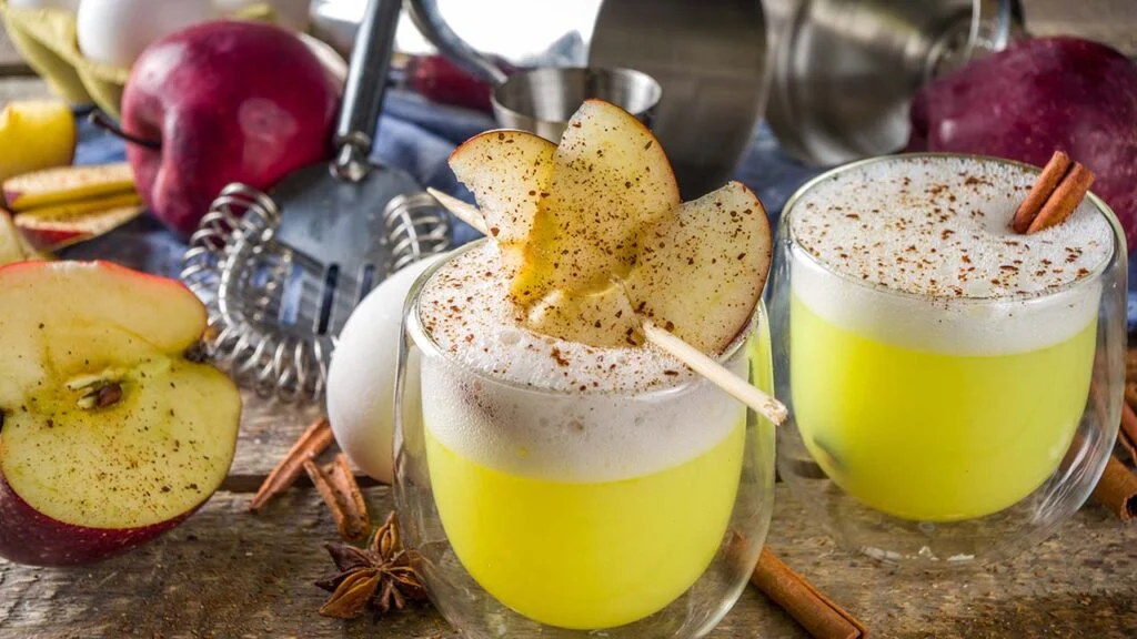Drinks with apple slices and cinnamon